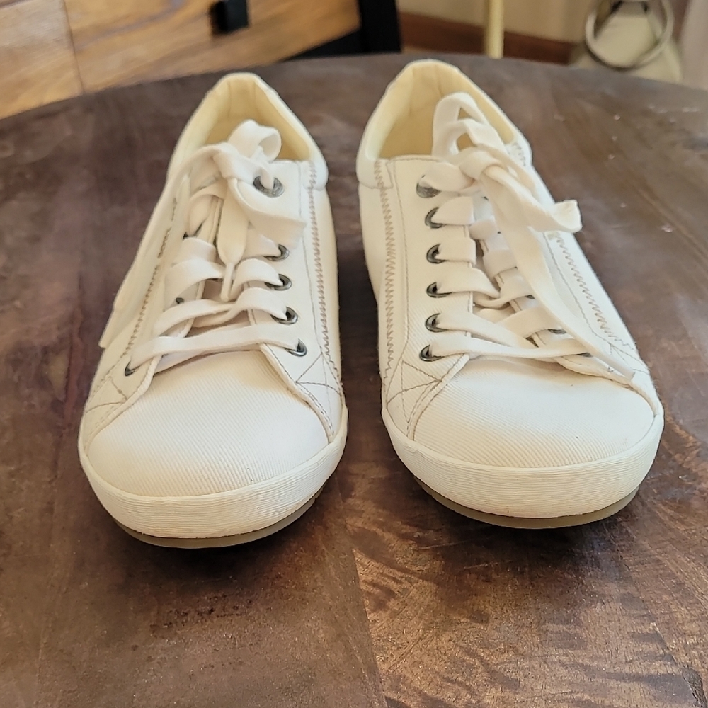 Täōs White Sneakers Smoke Free Home